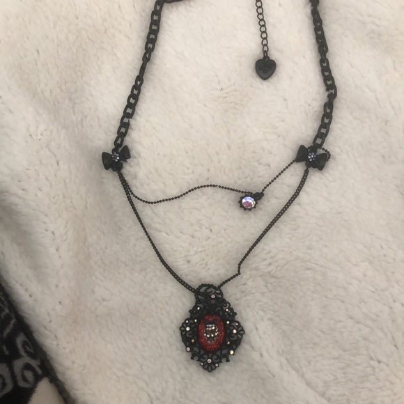 Betsey johnson skull cameo necklace - Picture 2 of 5